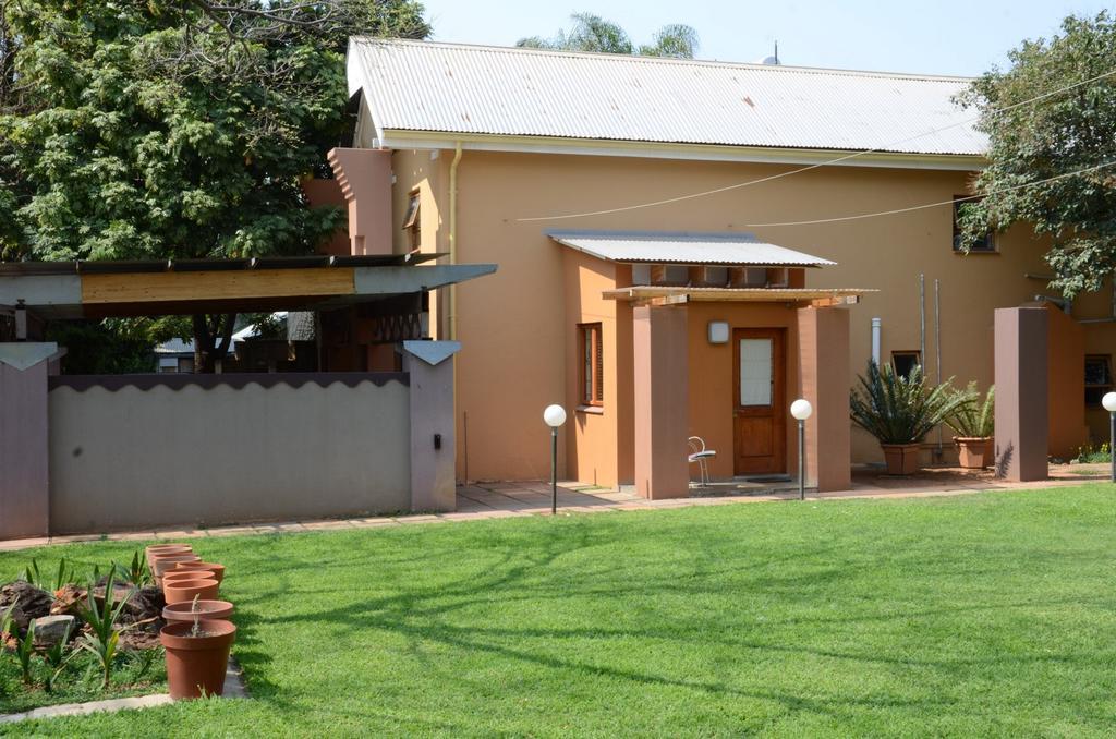 Bed & Breakfast In Hatfield Bed and Breakfast Pretoria-Noord Buitenkant foto