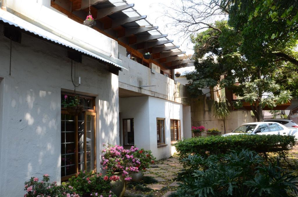 Bed & Breakfast In Hatfield Bed and Breakfast Pretoria-Noord Buitenkant foto