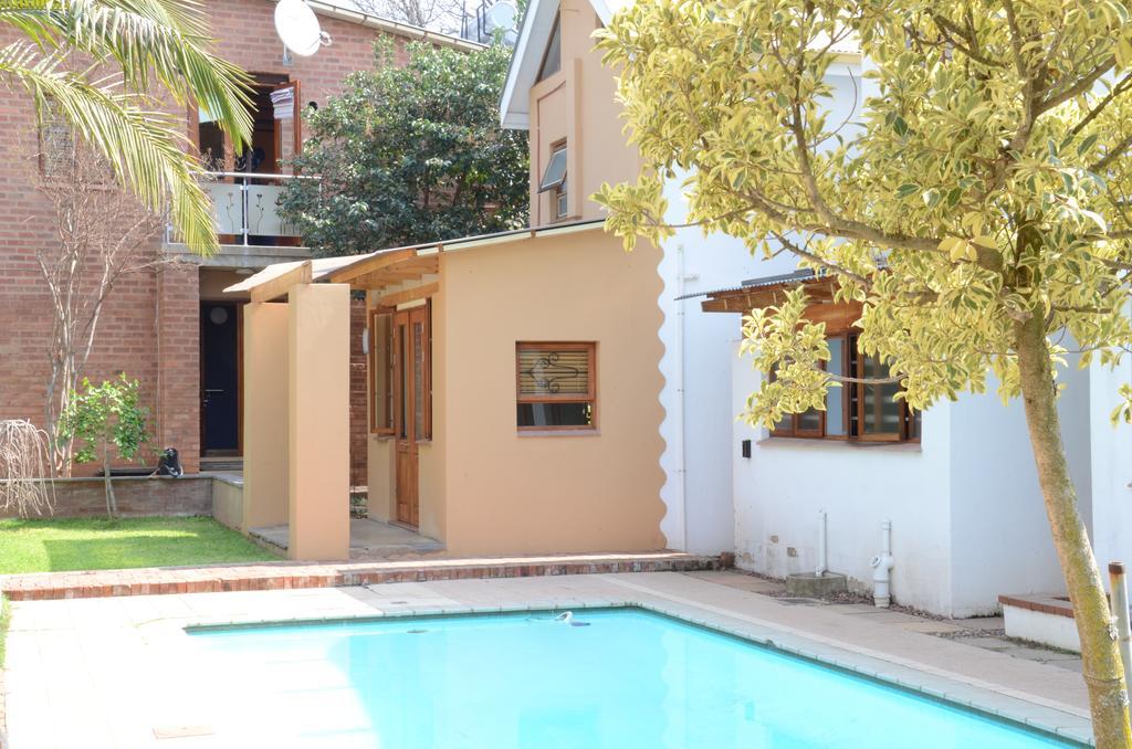 Bed & Breakfast In Hatfield Bed and Breakfast Pretoria-Noord Buitenkant foto